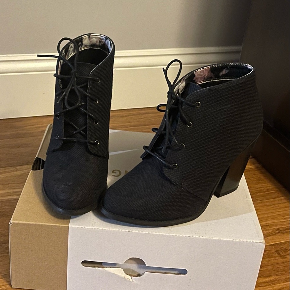 CALL IT SPRING  Canvas Ankle Boots Lace Up Heels 
Preppy Academia Sz 8.5